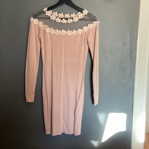 Nästan oanvänd klänning - Nästan oanvänd klänning. Lite tjockare material så kanske inte en sommar klänning. Använd en gång. Det är en one size och passar jätte bra på S som M