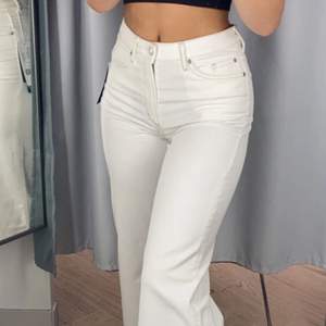Så snygga vitbeiga jeans med coola bruna sömdetaljer💛💕💓 exklusive frakt (51kr eller 66kr spårbart)