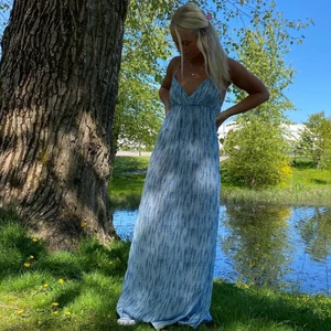 LIGHT BLUE MAXI DRESS - Drömmigaste långklänningen med öppen rygg och tunna axelband💙 man knyter den även i ryggen så man kan justera hur högt upp den ska sitta! Helt perfekt i sommar🥺 