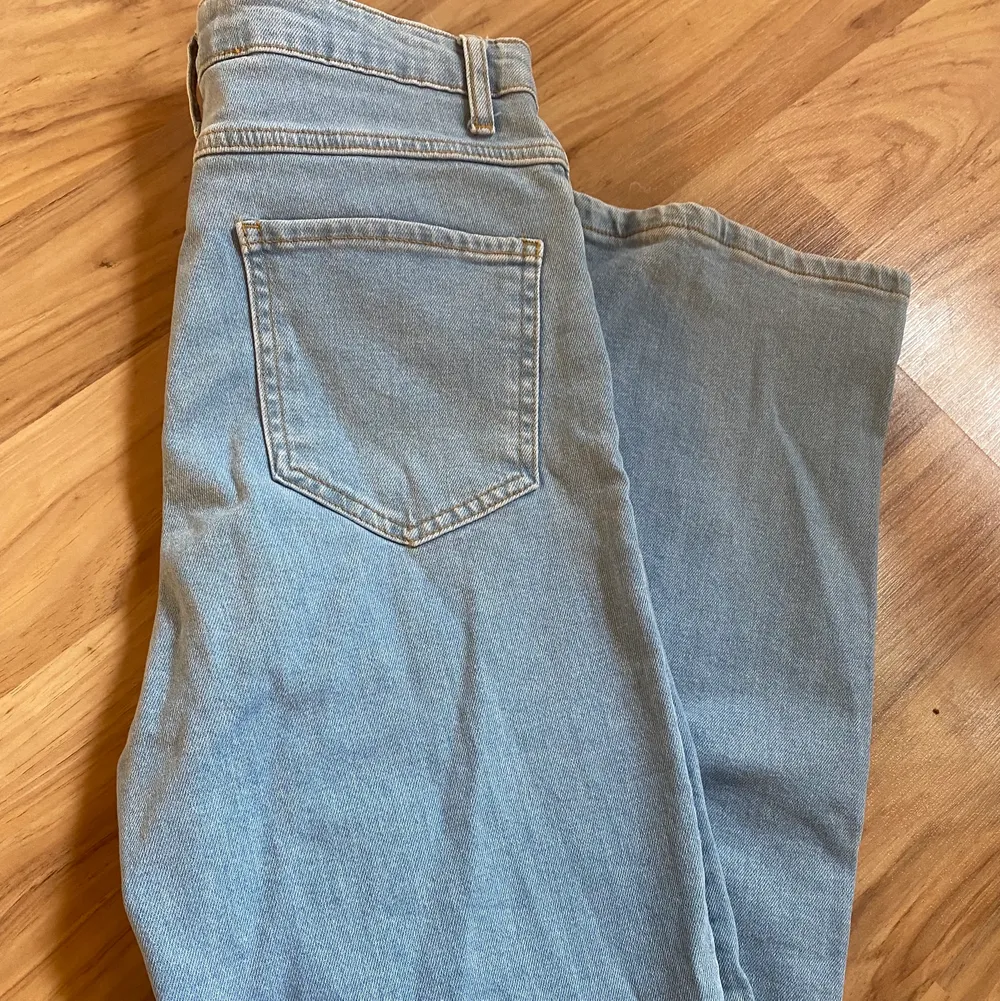 Säljer dessa Madlady jeans storlek 36 för 80kr . Jeans & Byxor.