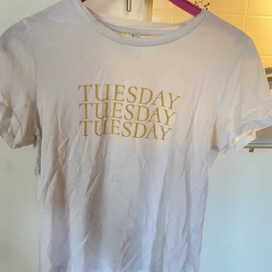 Tuesday t-shirt  - Säljer denna Tuesday t-shirt ifrån Only i storlek M för 30kr