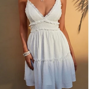 Klänning - Säljer denna jätte fina vita sommar klänningen från shein, säljer pgr att den var lite för lång för mig är 160 cm. Nyskick aldrig använt den💙köparen står för frakt