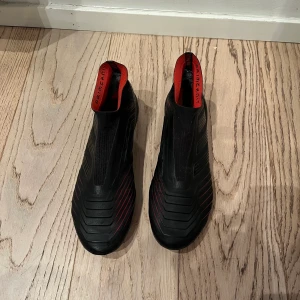 Adidas predator - Säljer mina Adidas Predator storlek 46. Ganska bra skick använda en säsong. Köptes för något år sedan för ca 2800kr