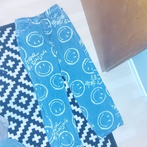 Jeans, smiley mönstrade - Smiley mönstrade jeans från HM storlek 42. Mjuka och lösa i benen, men tightare runt midjan. Använd fåtal gånger, köpta för något år sedan. Jeansen är super fina, men de letar nu efter en ny ägare som kan uppskatta dem lite mer.