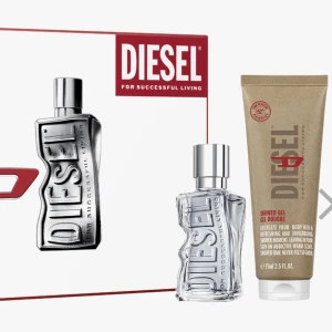 D by Diesel - Fick två när jag beställde en 🤷‍♂️ Med andra ord har jag inte rört den, så 11/10 i skick.   Pris är självklart diskuterbart!