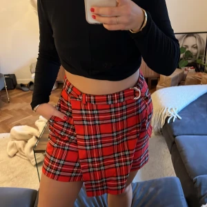 Rutig kjol  - En röd- rutig kjol från Bik Bok i strl M. Jättefint skick, använd 1-2 gånger! 🖤❤️