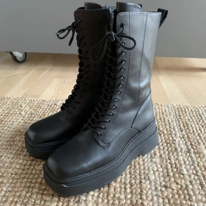 Vagabond Carla snörade stövlar - Aldrig använda så helt i nyskick. Säljes pga returtiden hann går ut.