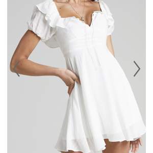 Säljer den här jätte fin klänningen från Showpo den är helt ny aldrig använd. Jag är storlek 36 och skulle säga att den är en 34. Så lite mindre i storleken 