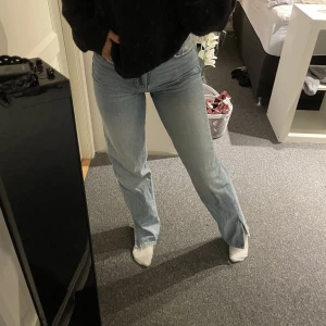 Jeans med slits  - Superfina jeans med slits från Gina Tricot som inte kommer till användning💕 Dom sitter så fint på kroppen och faller fint över skorna med slitsen😊 Dom är i storlek 32 men är stora i storleken! Jag har i vanliga fall storleken 34-36 i byxor😊