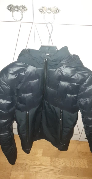 Armani jacka - Armani jacka köpt för 3700 för typ 4 månader men är få använd  Den är st m men passar även s