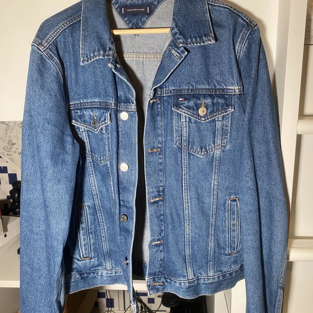 Blå Tommy Hilfiger jeansjacka | Plick Second Hand