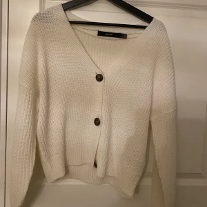 Vit kofta - Vit kofta i mycket fint skick, aldrig använd. 