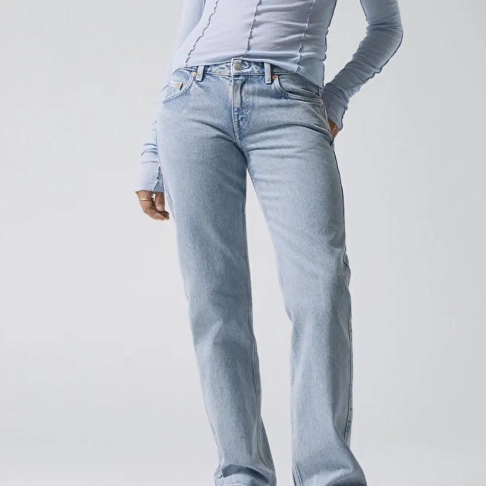 Ett par superfina lågmidjade jeans från weekday i färgen summer blue. Sparsamt använda utan defekter, slutsålda. Orginalpris:590kr💓. Jeans & Byxor.