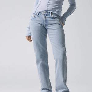 Ett par superfina lågmidjade jeans från weekday i färgen summer blue. Sparsamt använda utan defekter, slutsålda. Orginalpris:590kr💓