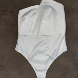 Jättefin body från bohoo i storlek 38  - Jättefin body från bohoo i storlek 38. Sparsamt använd. Kan mötas upp vid södra station.