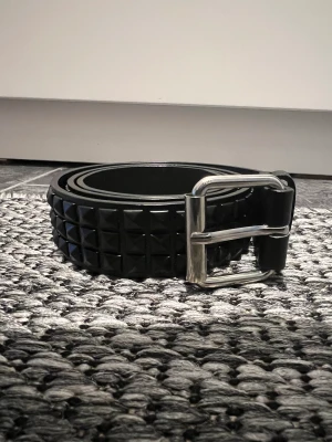 Skärp - Fint skärp med ”nitar” på. Har gjort egna hål då det var för stort. 85cm. 30kr +frakt 