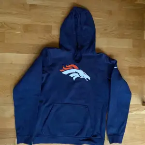 Nike hoodie, (Denver Broncos).  Helt okej skick.