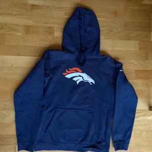 Nike nfl hoodie - Nike hoodie, (Denver Broncos).  Helt okej skick.