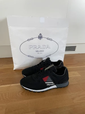 Prada skor - Säljer mina äkta Prada skor. Köpta i Monaco för ungefär 650€, kvittot har jag slarvat bort... men jag har kvar påsen dem köptes med.   Skicket på skorna är 8/10. Inga creases eller skador.