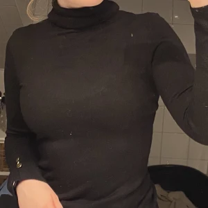 Svart turtleneck, strl S - En jättemysig turtleneck med guldiga knappar på båda ärmarna🥰 !Djur finns i huset! Skriv för fler bilder❤️