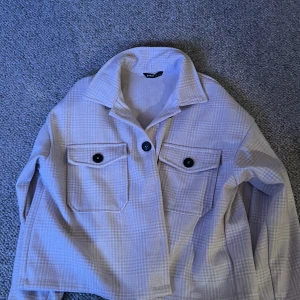 Jacka - Storlek M Sitter mer som en S/XS  Sprillans nya aldrig använda  