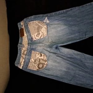 Jeans me detaljer  - Skitcoola jeans, hoppas dem hittar ett nytt hem hos någon som gillar dem lika mycket som mig!! Har ingen bild på för passar dem inte längre och hitta inte en enda bild 😔 48 cm i midjan, 35 över låren, 25 längst ner, allt i cm