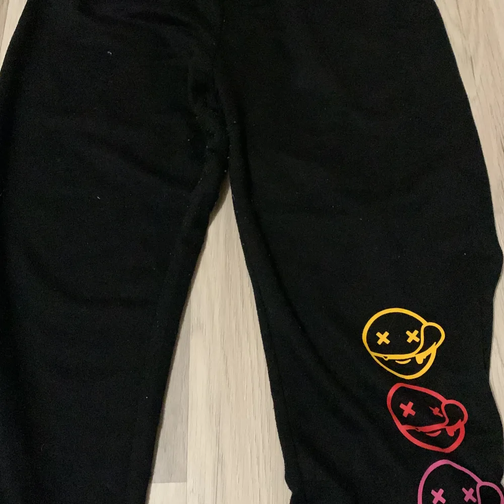 Ett par fina mjukisar med emojis på. ❤️säljer dem för gillar dem inte på mig själv dem är från Shien och jätte bra tyg . Jeans & Byxor.