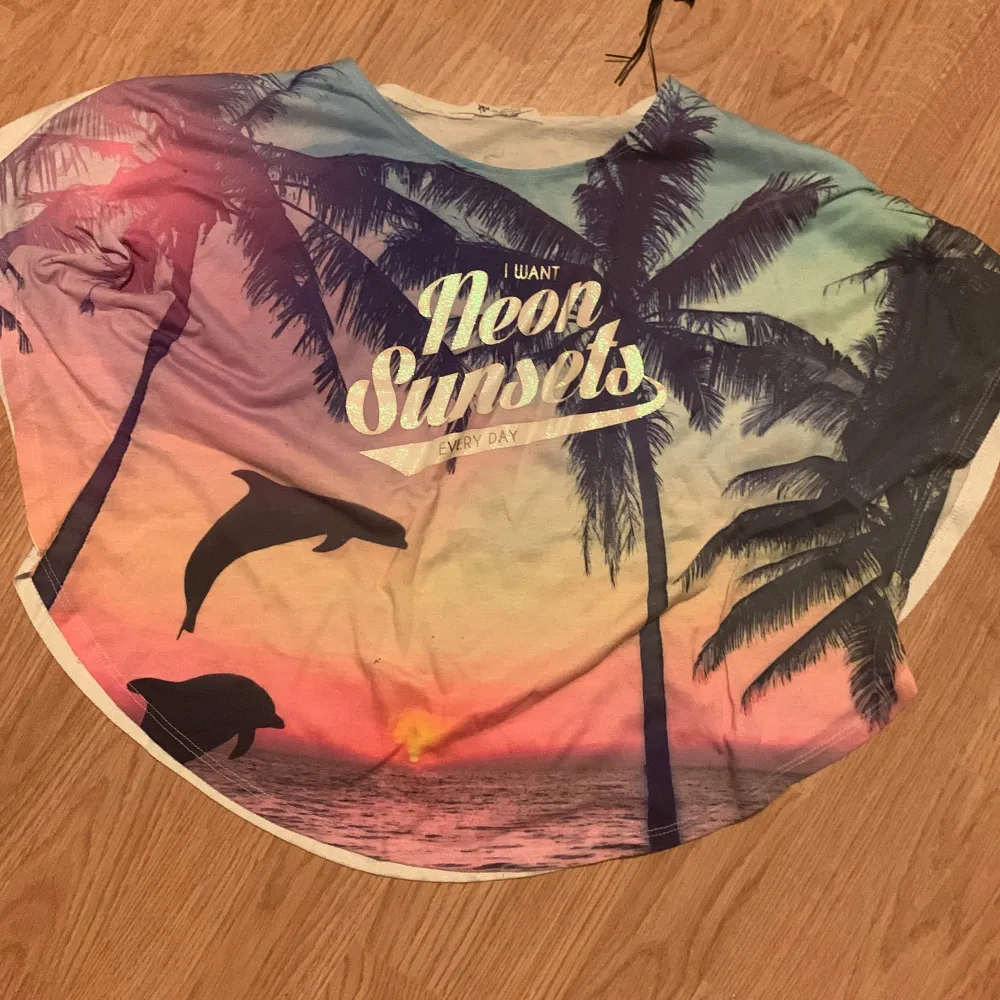 En tröja med ett hav och en solnedgång för det står neon sunset.. T-shirts.