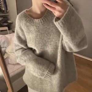 Grå stickad tröja  - Från ABOUT YOU. inköpt för 700 kr. Jättebra skick 
