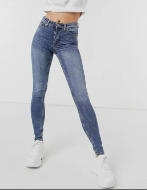 Jeans - Absolut perfekta. Helt ny användes par gånger. Den hassade inte mig riktigt. Annars är den väldigt fin. Passar som bäst under vintern med en vit tröja. 