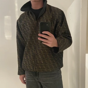Fendi jacka  - Vintage fendi jacka Jackan är vändbar/ reversible  Storlek L Jag är 182 cm men passar längre också 