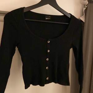 En långärmad crop top från gina tricot i färgen svart, använd max två gånger så är som ny. Skriv för frågor🤍