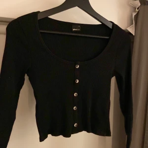 ginatricot - En långärmad crop top från gina tricot i färgen svart, använd max två gånger så är som ny. Skriv för frågor🤍