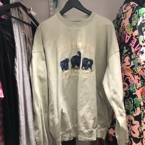 Brandy & melville  - Finns fler bilder om man vill ha. Pris går att diskutera. 