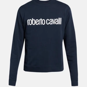 Roberto Cavalli tröja - Denna tröja köptes för cirka 2 månader sen och används endast en gång. Tröjan är fortfarande som ny och har storleken L. Tröjan är köpt för 5 979kr, startbud på 1500kr, högst bud vinner.