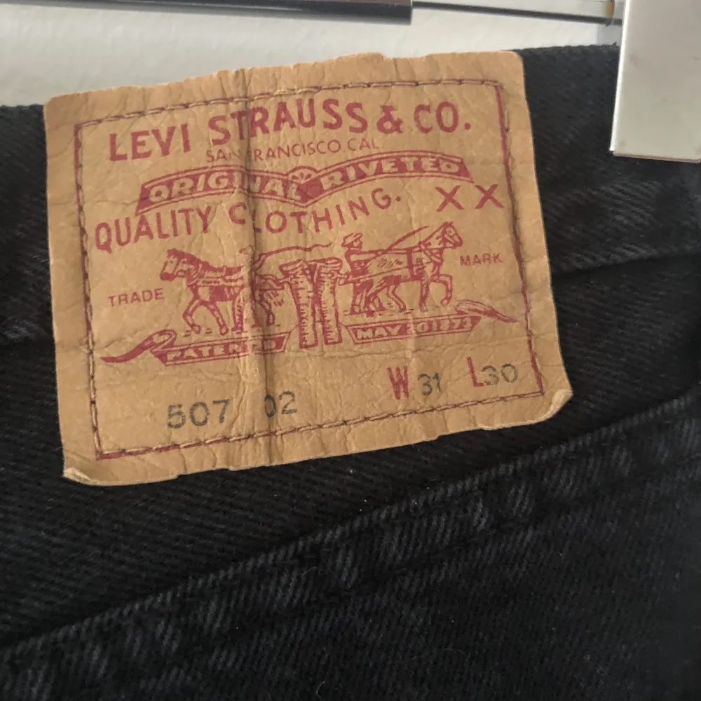 Svarta jeans av levis i storlek 31x30 straight modell. Jeans & Byxor.