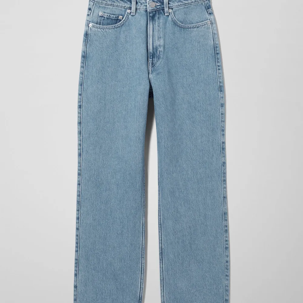 Superfina weekday jeans i modellen rowe!💙Straigt i modellen och går att bära både högmidjat och lågmidjat! Knappt använda så i mycket bra skick👌. Jeans & Byxor.