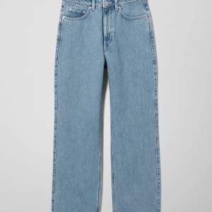 Superfina weekday jeans i modellen rowe!💙Straigt i modellen och går att bära både högmidjat och lågmidjat! Knappt använda så i mycket bra skick👌