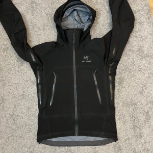 Arcteryx beta ar jacka svart (S)  - Som ny! Jackan är i mycket bra skick. Kan mötas i Stockholm! Köpt för 5700kr för ett år sedan.