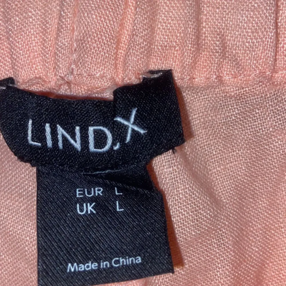 Ett par rosa linnebyxor i storlek L från Lindex som jag aldrig använt. Man får stå för frakten själv och pris för frakten kan vi diskutera🥰. Jeans & Byxor.