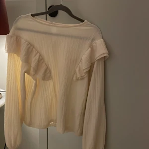 Blus/fin tröja från zara  - Jätte fin tröja från zara använd 1 gång.  Den är i varsamt skick och den är fin för dom som gillar att kombinera med Stockholmsstil.   Denna passar för ungdomar 10-13 i storlek 152 beronde på anpassade av hur den ska sitta.   Köparen står för frakt😃❤️   
