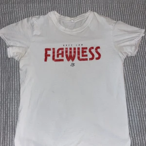 Flawless dree low - Dree low tröja, väldigt sällsynt säljs inte längre och går inte att få tag på!  Storlek M men passar S Finns att hämta i stockholm!