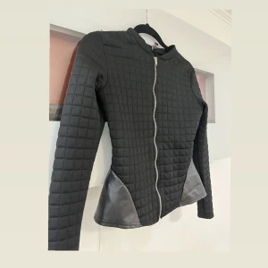 kofta  - jätte fin och stilig kofta använd 2 gånger  