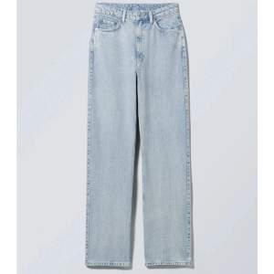 Weekday jeans i färgen summer blue, säljer då de inte kommer till användning längre💕