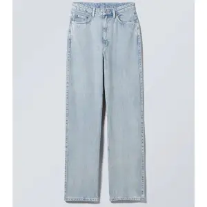 Weekday jeans i färgen summer blue, säljer då de inte kommer till användning längre💕