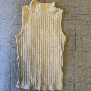 Snyggaste polo linnet  - Säljer det absolut snyggaste beiga linnet!! Storlek XS ifrån gina, sitter så sjukt snyggt på!! Nypris 199kr, säljes för 60kr