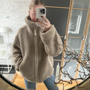 Teddy jacka  - Snygg jacka ifrån H&m slutsåld! I strl S passar även M. Knappt använd! 