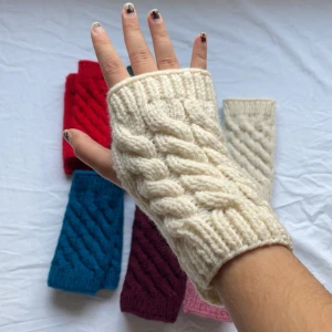 Handledsvärmare!!  - Super fina handledsvärmare i olika färger! Gjort de själv! Perefekt nu som julklapp till vänner och familj! 100kr st! Gör även svarta, vita och flera andra färger så fråga på!! Hör av dig vid frågor eller flera bilder! Tryck ej på köp nu!! <3