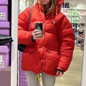 Fjällräven jacka  - Fjällräven jacka i Xxs säljes för 1500kr eller bytes mot Zadig väska. Jag brukar ha XS i kläder och är 166 cm. BUDET LIGGER PÅ 1700!!