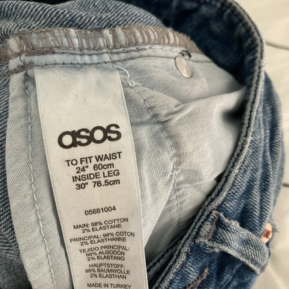 Blåa mom jeans från Asos som tyvärr blivit för små! Supersköna med lagom stretch, modellen är toppen om man som mig har svårt att hitta byxor som sitter bra i både låren och midjan :). Jeans & Byxor.
